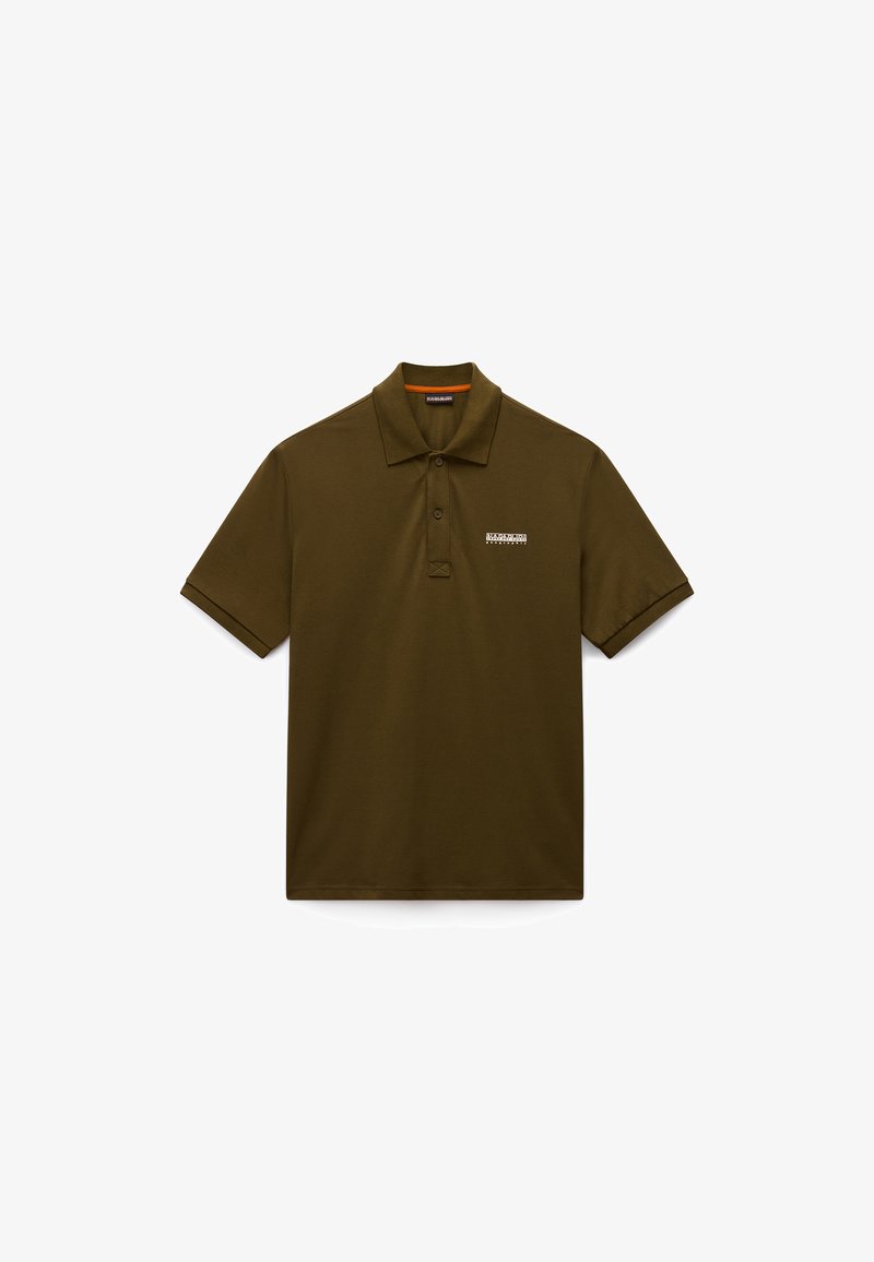 Polo verde oliva hecho de tela suave, con un cuello clásico, mangas cortas y un pequeño logo en el pecho.