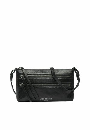 Bolso bandolera de cuero negro con dos bolsillos horizontales con cremallera, correa ajustable y logo "LIEBESKIND BERLIN" en el frente.