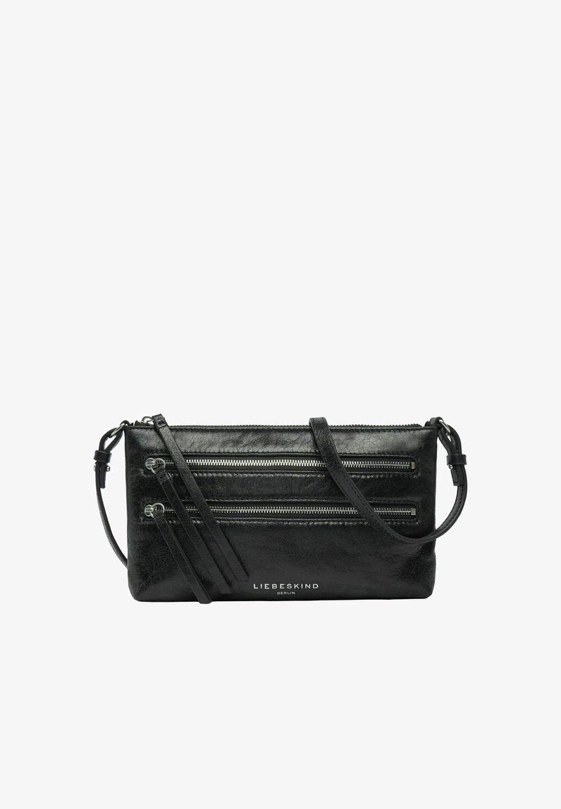 Schwarze Leder-Crossbody-Tasche mit zwei horizontalen Reißverschlusstaschen, verstellbarem Riemen und dem Logo „LIEBESKIND BERLIN“ vorne.