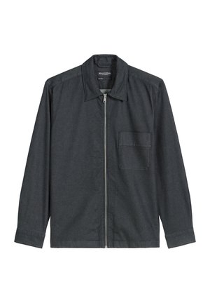 Donkergrijze jas met een ritssluiting aan de voorkant, lange mouwen en een enkele opgestikte zak. Heeft een kraag en een gladde stoftextuur.