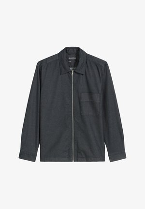 Donkergrijze jas met een ritssluiting aan de voorkant, lange mouwen en een enkele opgestikte zak. Heeft een kraag en een gladde stoftextuur.