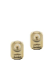 Gouden oorbellen met een rechthoekig ontwerp en ronde hoeken, transparante accenten en een reliëflogo op elk stuk.