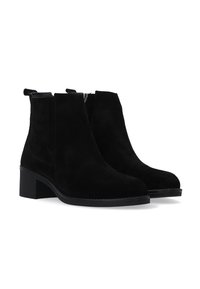 Sorte ankelstøvler i ruskind med lav blokhæl, der har elastiske sidepaneler og en glat tekstur, designet til nem påtagning.