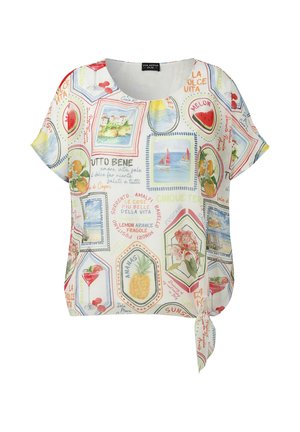 Weisse Bluse mit kurzen Ärmeln und bunten Drucken von Früchten, Blumen, Segelbooten und italienischem Text, mit Knoten-Detail am Saum auf einer Seite.