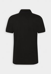 Čierna polo košeľa s klasickým golierom a krátkymi rukávmi, vyrobená z hladkej látky bez viditeľných logo alebo vzorov.