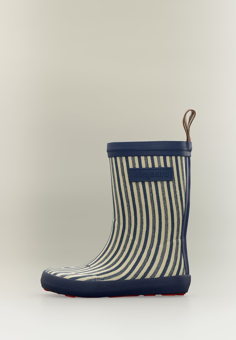 Παιδική αδιάβροχη μπότα με κάθετες ρίγες σε ναυτικό μπλε και κρεμ, ναυτικό μπλε περιθώριο και καφέ ταινία τράβηγμα, με την ετικέτα «bisgaard» στο πλάι.