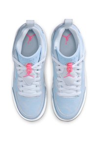 Baskets de sport bleu clair avec des accents blancs, tissu texturé, détails roses sur les lacets et les semelles intérieures, avec un logo distinctif sur la languette et le talon.