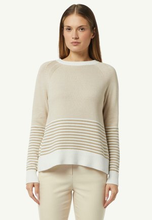 Beige gestrickter Pullover mit weißen und tannfarbenen horizontalen Streifen, geripptem Saum und Bündchen, rundem Hals und entspannter Passform. Glatte Textur.