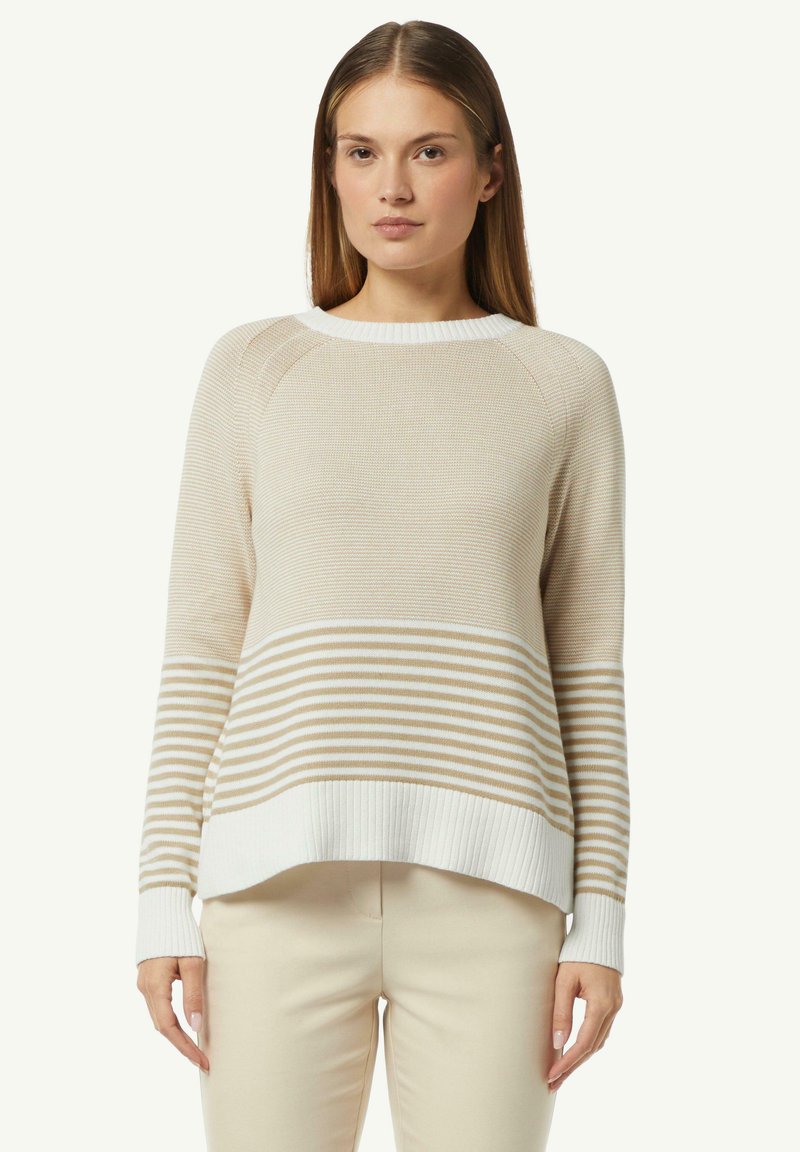 Beige gestrickter Pullover mit weißen und tannfarbenen horizontalen Streifen, geripptem Saum und Bündchen, rundem Hals und entspannter Passform. Glatte Textur.