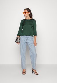 VILA VISOFIE - Blusa - pine grove