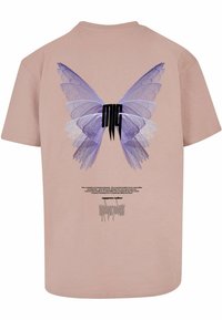 Lyserød bomulds T-shirt med et stort lilla sommerfuglegrafik på bagsiden, sort tekst nedenunder og en glat overflade.