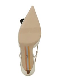 Sandalo beige con tacco alto, punta affilata, sottili cinturini alla caviglia e una suola liscia con tre strisce orizzontali in arancione, grigio e giallo.