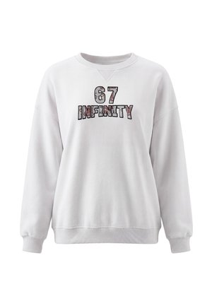Hvid sweatshirt med lange ærmer med ribkant ved manchetter og kant, med teksten "67 INFINITY" med blomsterprint på brystet.