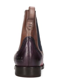 Braunes und lila Leder-Dressboot mit Broguemuster, schwarzer Sohle und Zuglasche hinten, von hinten gezeigt.