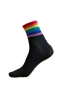 Chaussette noire à la cheville avec un bord-côte présentant des rayures horizontales aux couleurs de l'arc-en-ciel du rouge au violet.