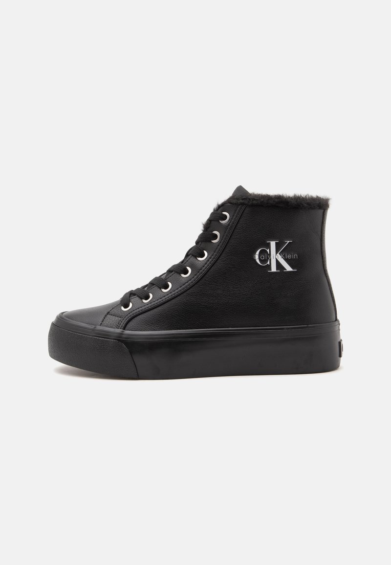 Μαύρο sneaker ψηλής μπότας με επένδυση από γούνα, με κορδόνια μπροστά, χοντρή σόλα και λευκό λογότυπο Calvin Klein στο πλάι.