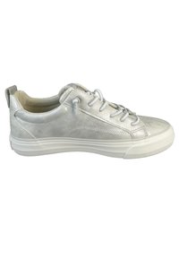 Sneaker metallico argento con parte superiore testurizzata, suola in gomma bianca, punta rotonda, design con lacci e una linguetta sul tallone.