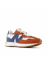 Zapatillas con gamuza naranja, malla blanca y acentos en azul marino. Diseño con cordones, suela de goma texturizada y elementos superiores con patrón.
