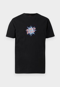 Musthave lühikeste varrukatega must T-särk, mille esiküljel on värviline "Santa Cruz" logo, kus keskel on sinine ja oranž päikese sära kujundus.