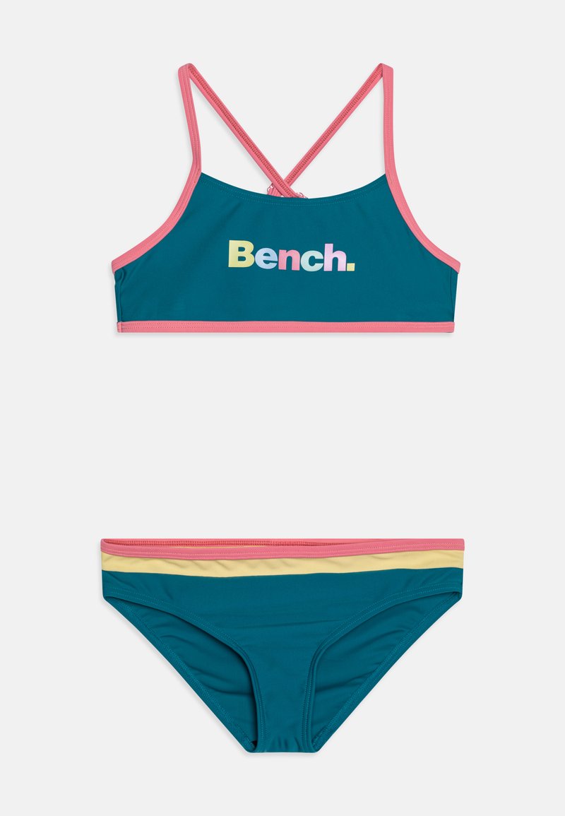 Tiefblaue Bikini-Set mit einem kurzen Oberteil mit rosa Trägern und mehrfarbigem "Bench."-Logo; passende Unterteile mit rosa, gelben und tiefblauen Streifen.