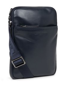 Navyblauwe leren schoudertas met ritssluiting, verstelbare schouderband en een voorvak. Beschikt over een gladde textuur en subtiele branding.