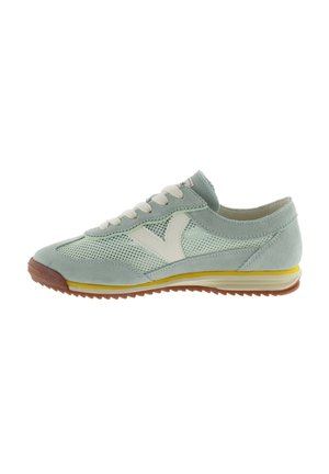 Zapatillas de ante azul claro con paneles de malla, acentos blancos, puntera redondeada, cordones en la parte delantera, entresuela amarilla y suela de goma marrón texturizada.