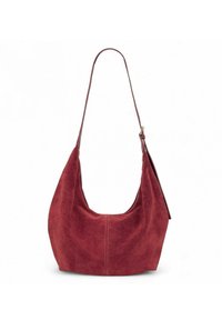 Sac à épaule en daim rouge avec une forme arrondie, une bandoulière unique et des détails de couture visibles. Texture douce et design minimaliste.