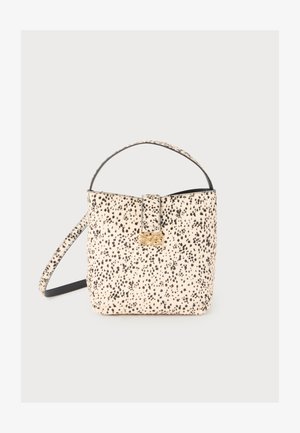 Petit sac à main rectangulaire avec motif moucheté noir et blanc, poignée courte sur le dessus, longue bandoulière et fermoir doré sur le rabat avant.