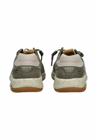 Sneaker verde e grigie con tomaia in tessuto testurizzato, dettagli in suede e lacci elastici. Suola in gomma bianca maculata con motivo in gomma.