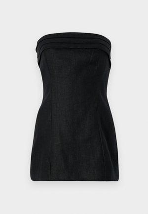 Czarny top bez ramiączek o usztywnionym kroju, z warstwowym wykończeniem przy dekolcie i gładką fakturą. Prosta sylwetka z detalami szwów.