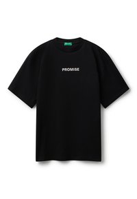 Černé tričko s krátkým rukávem se slovem "PROMISE" vytištěným bílým písmem uprostřed na hrudi, zobrazené na bílém pozadí.