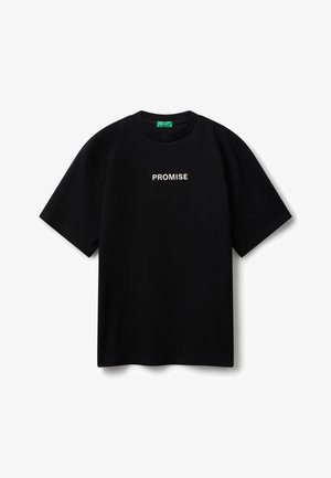 Camiseta negra de manga corta con la palabra "PROMESA" impresa en blanco, centrada en el pecho, mostrada sobre un fondo blanco.