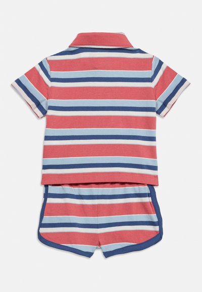Tenue deux pièces pour enfants avec chemise à manches courtes à col et short présentant des rayures horizontales rouges, bleues, blanches et bleu clair.