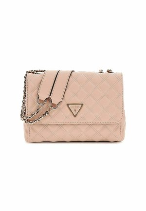 Borsa in ecopelle trapuntata rosa con tracolla in catena argentata e accento con logo triangolare; forma rettangolare con chiusura a pattina e cuciture dettagliate.