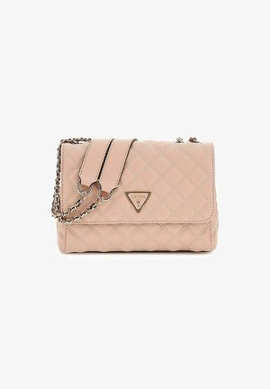 Borsa in ecopelle trapuntata rosa con tracolla in catena argentata e accento con logo triangolare; forma rettangolare con chiusura a pattina e cuciture dettagliate.