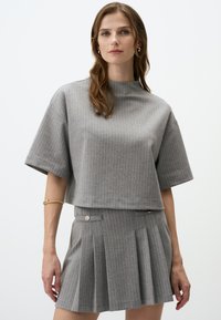 PINSTRIPED BOXY - T-shirt con stampa - grey