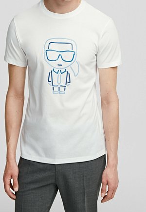 Weißes Baumwoll-T-Shirt mit einer blauen Umrissgrafik eines Charakters mit Brille und Krawatte vor einem schlichten Hintergrund.