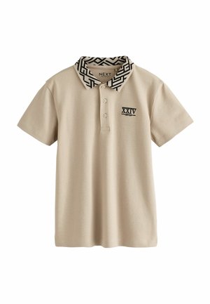 Polo de culoare bej, cu mâneci scurte, guler contrastant cu un model alb-negru, placket cu trei butoane și detaliu brodat al logo-ului.