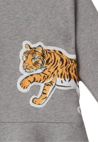 Harmaa collegepaita, jossa on brodattu oranssi ja musta tiikeri, karheilla turkistiedoilla ja leikillisessä asennossa.