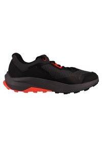 Czarne buty sportowe z siateczkową cholewką, czerwonymi akcentami i grubą szaro-skalną podeszwą. Posiadają zaokrąglony czubek oraz teksturowaną przyczepność na podeszwie.
