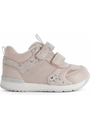 Rosa Kindersneaker mit synthetischem Obermaterial, Klettverschlüssen, metallischen Punkten, strukturiertem Einsatz und weißer Gummi-Außensohle.