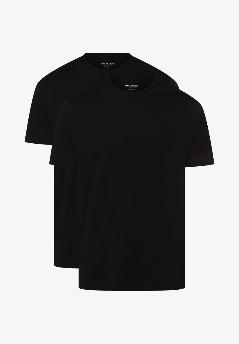 Deux t-shirts en coton noir à manches courtes, col rond, avec un branding minimal. Texture douce, coupe régulière, coutures lisses, sans motifs.