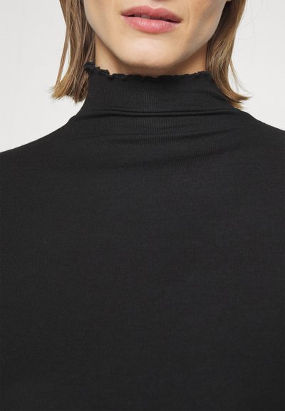 Pulover negru cu guler înalt, având o textură striată, un design ajustat și un guler volănaș. Fabricat dintr-un material moale și elastic.