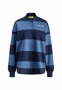 Garā piedurkņu polo krekls ar apkakli, ar maiņojošām zilām un tumši zilām svītrām. Priekšā ir neliels balts logo neformālā fontā.