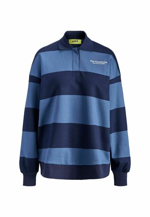 Pikem varrukaga polo, millel on kraega kaelus, ja millel on vahelduvad sinised ja tumesinised triibud. Ees on väike valge logo juhuslikus fondis.