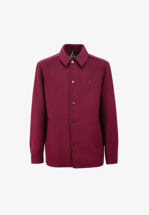 Burgundowa koszula-kurtka zapinana na guziki z kołnierzykiem, dwiema przednimi kieszeniami i gładkim materiałem. Posiada zaokrąglone guziki i subtelne logo.