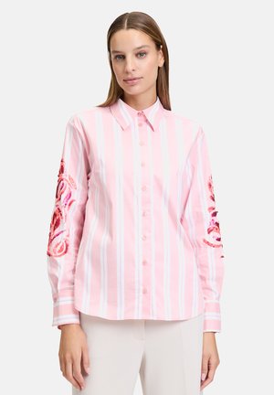 Rosa gestreiftes Hemd mit Button-Down-Kragen, das lange Ärmel mit rotem Blumenstickerei und Paillettenakzenten aufweist.