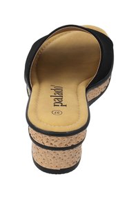 Scarpa nera slip-on con suola in stile sughero beige testurizzato. La soletta interna è color tan con dettagli cuciti. Presenta un design con punta arrotondata.