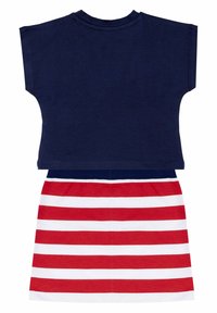 Granatowa bluzka z krótkim rękawem w połączeniu z czerwono-białą spódnicą w paski. Wykonana z bawełny, górna część w jednolitym kolorze, a dolna z poziomymi paskami.