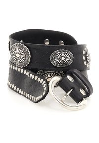 Cintura in pelle nera con borchie decorative in tono argento e accenti a conchiglia ovale. Presenta una fibbia metallica e una superficie testurizzata.